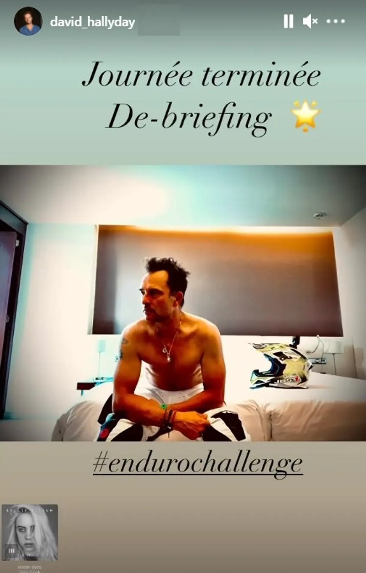 David Hallyday assis sur un lit. | Photo : Story Instagram / david_hallyday