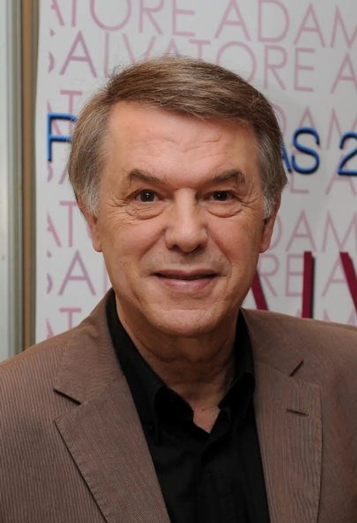 Salvatore Adamo présente son Spain Tour 2008 à l'hôtel Conde Duque à Madrid, Espagne. | Photo : Getty Images