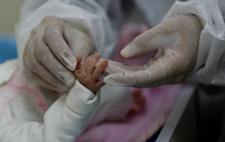 La main d'un bébé. |Photo : Getty Images