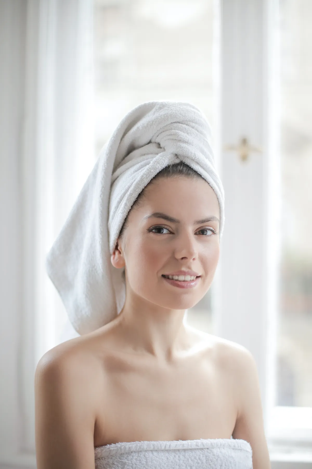 Une femme avant de prendre sa douche. | Photo : Pexels