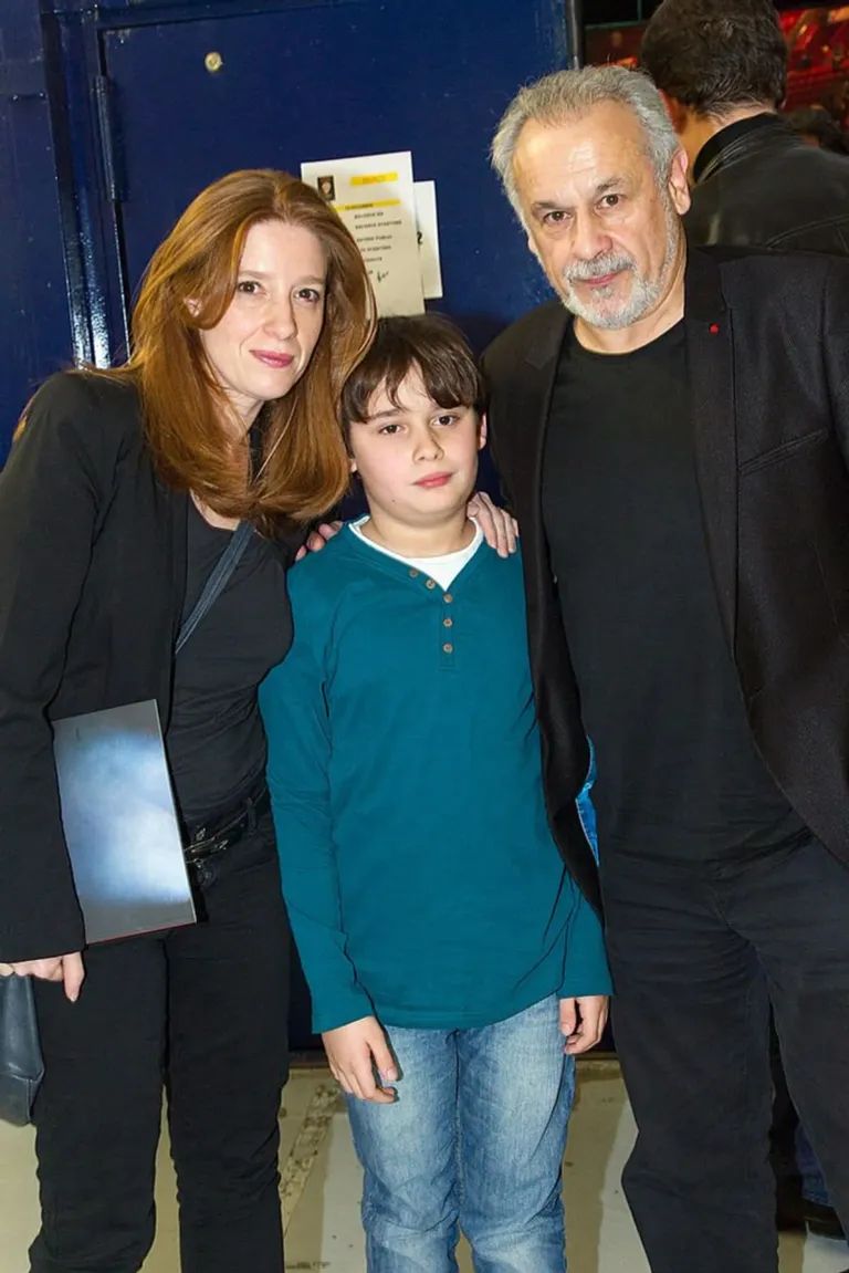 Le comédien Francis Perrin, sa femme Gersende et leur fils Louis posent dans la loge de Michel Sardou après le spectacle de Sardou au Palais Omnisports de Bercy le 14 décembre 2012 à Paris, France. | Photo : Getty Images