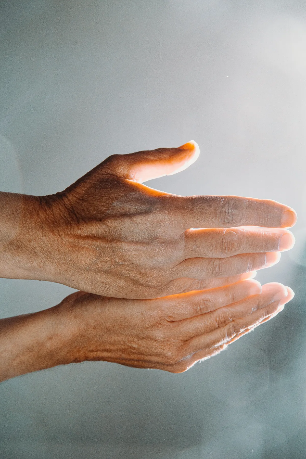 Deux mains ridées | photo : Unsplash
