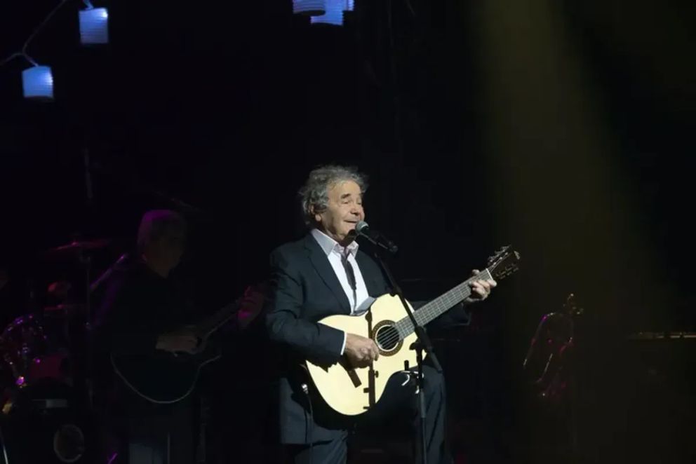 Pierre Perret se produit lors de la célébration des "60 ans de chansons de Pierre Perret" à la Salle Pleyel le 10 décembre 2017 à Paris, France. | Photo : Getty Images