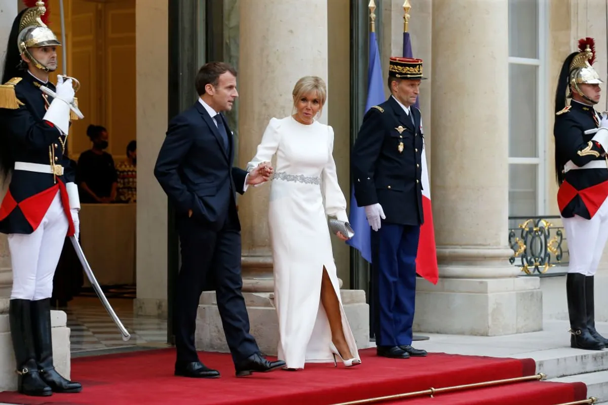 Le président français Emmanuel Macron et son épouse Brigitte Macron se tiennent côte à côte avant un dîner d'État avec le président italien Sergio Mattarella et sa fille Laura Mattarella au palais présidentiel de l'Élysée le 5 juillet 2021 à Paris , France. | Photo : Getty Images.