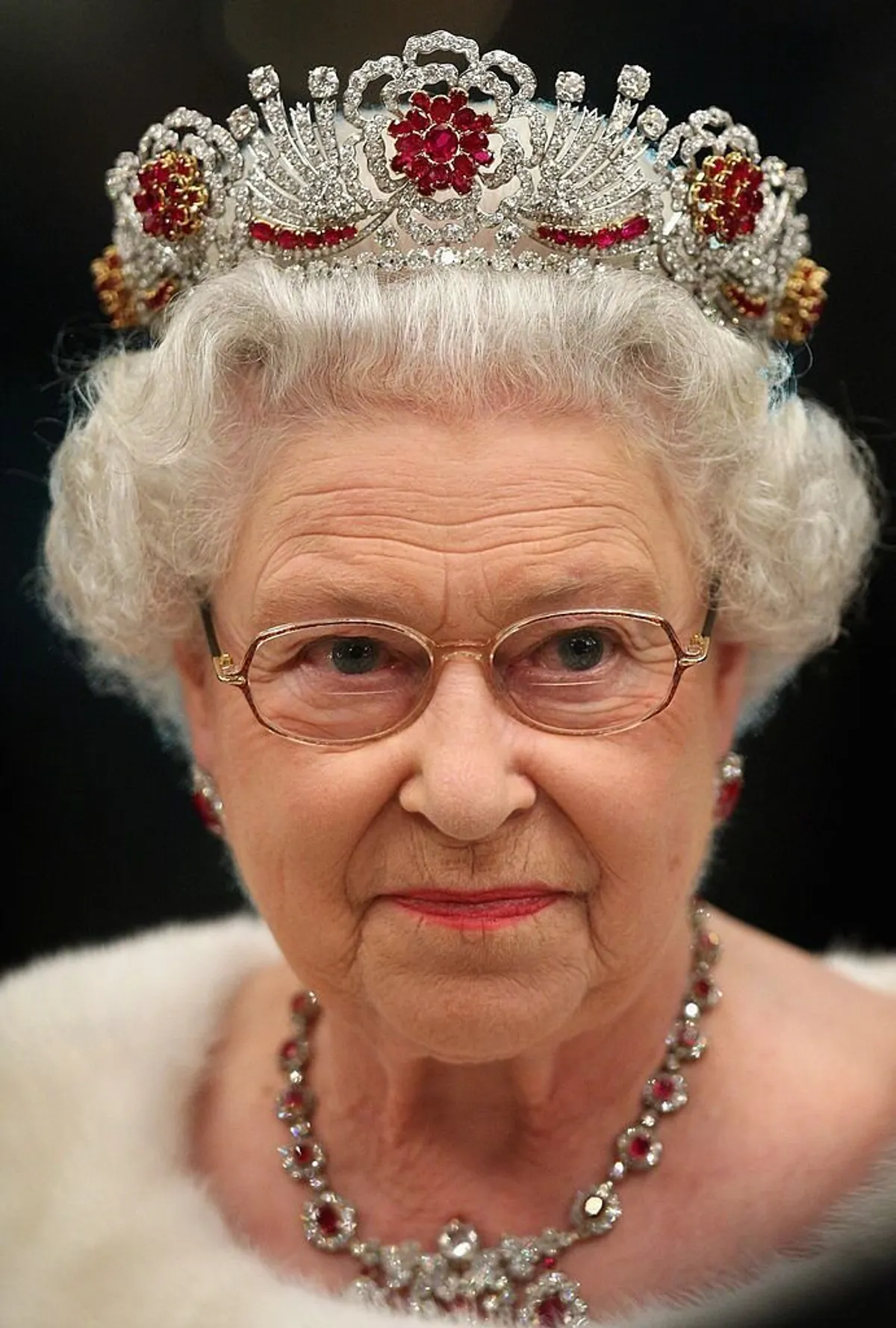 La reine Elizabeth II assiste à un banquet d'État au château de Brdo | Source : Getty Images