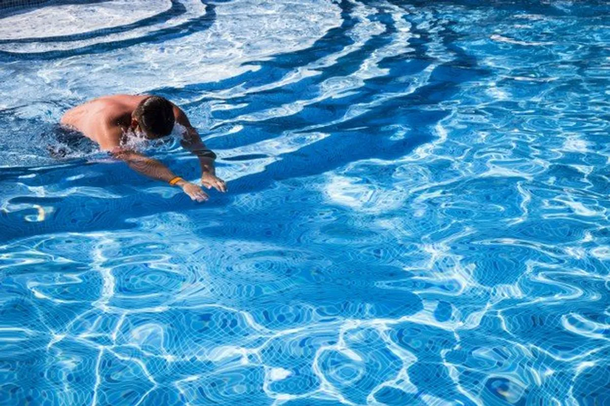 Un homme dans une piscine | Photo : Getty Images