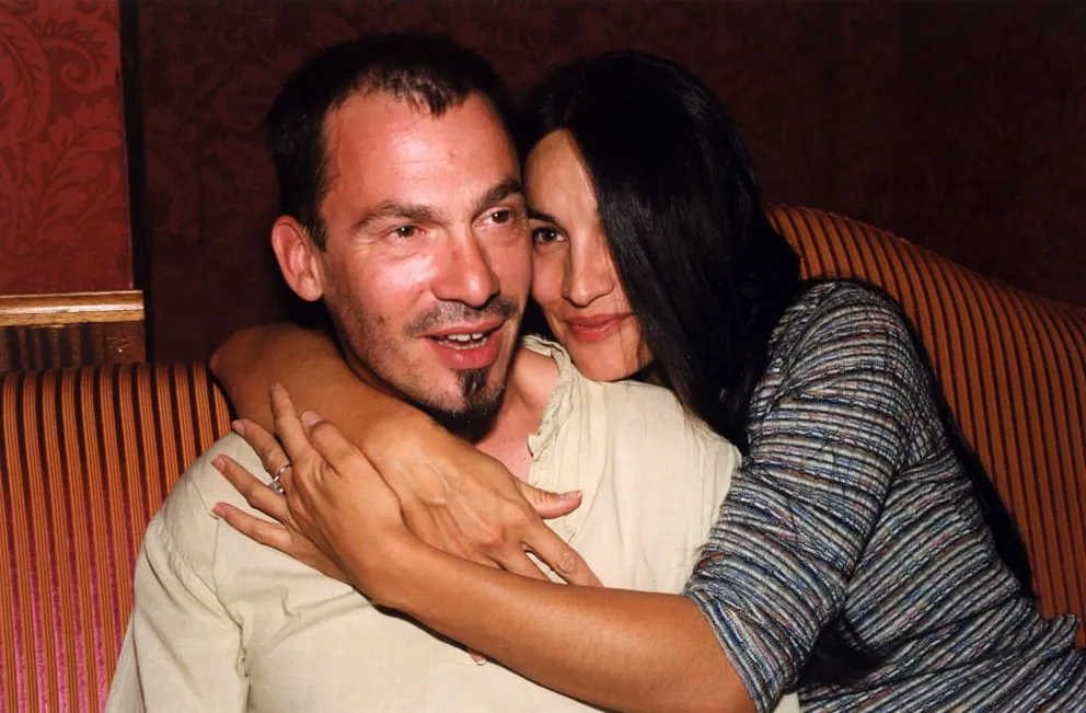 Florent Pagny et sa femme Azucena Chez Castel le 7 septembre 1999 à Paris, France. | Photo : Getty Images