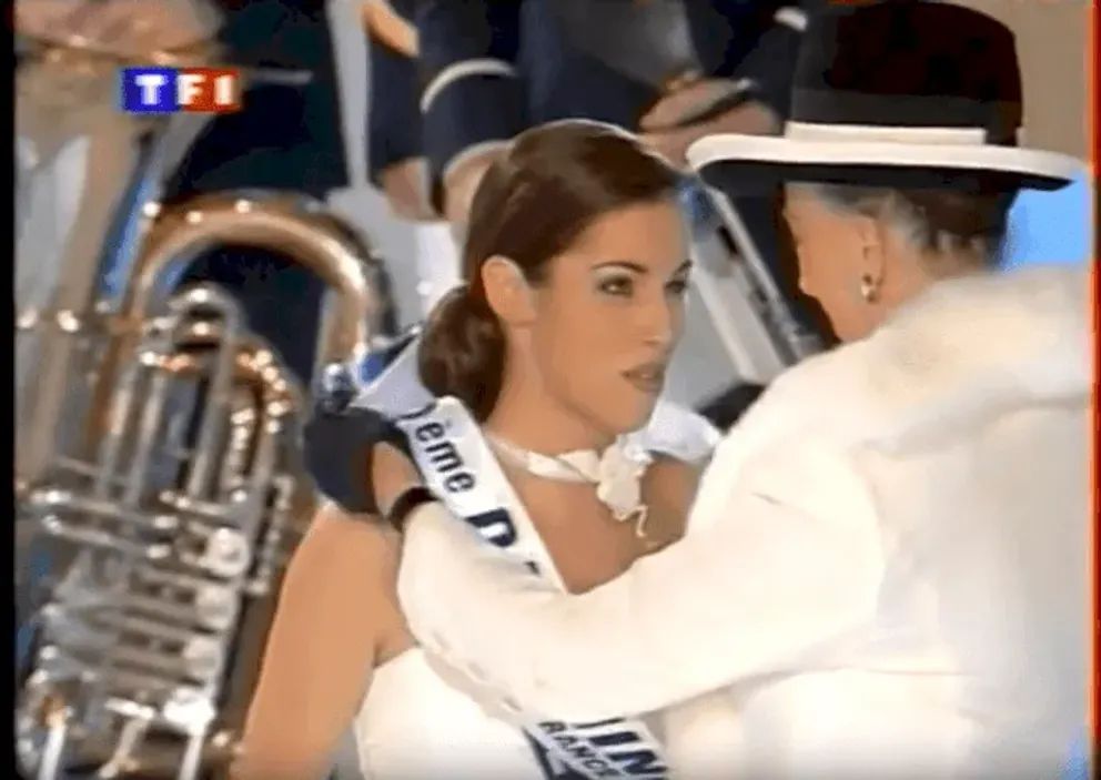 Ariane durant l'édition 2000 de Miss France. l Photo : Youtube/Miss & Cie