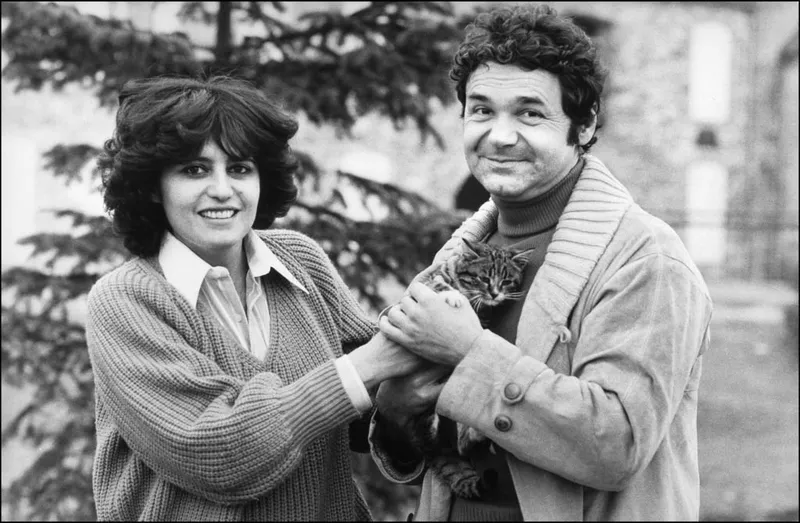 Pierre Perret avec sa femme Rebecca dans leur maison à Nangis "La garde Dieu". | Photo : Getty Images