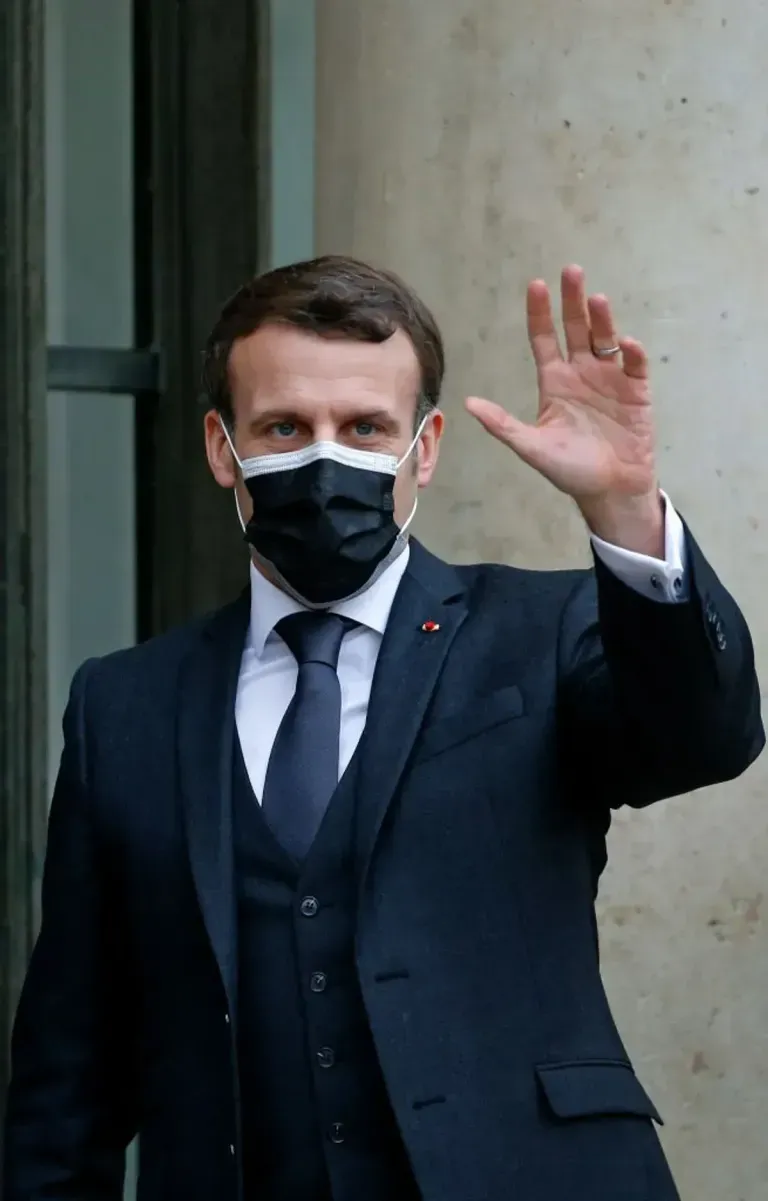 French President Emmanuel Macron arrived to give a press conference following a European Council summit held via videoconference, on February 25, 2021, at the Élysée Palace in Paris.  |  Photo: Getty Images