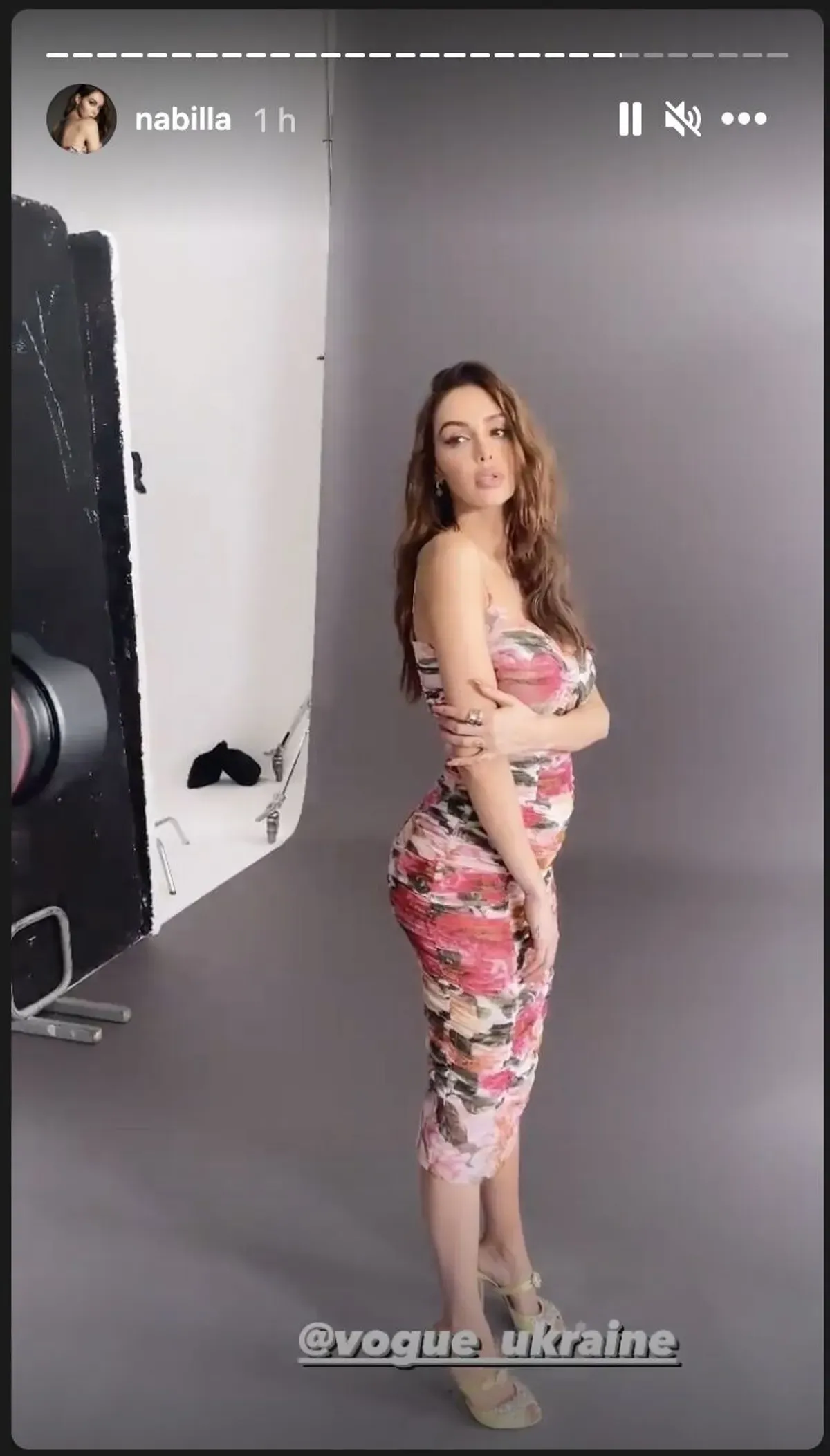 Photo de Nabilla avec un ventre arrondi. | Photo : Story I,stagram / Nabilla