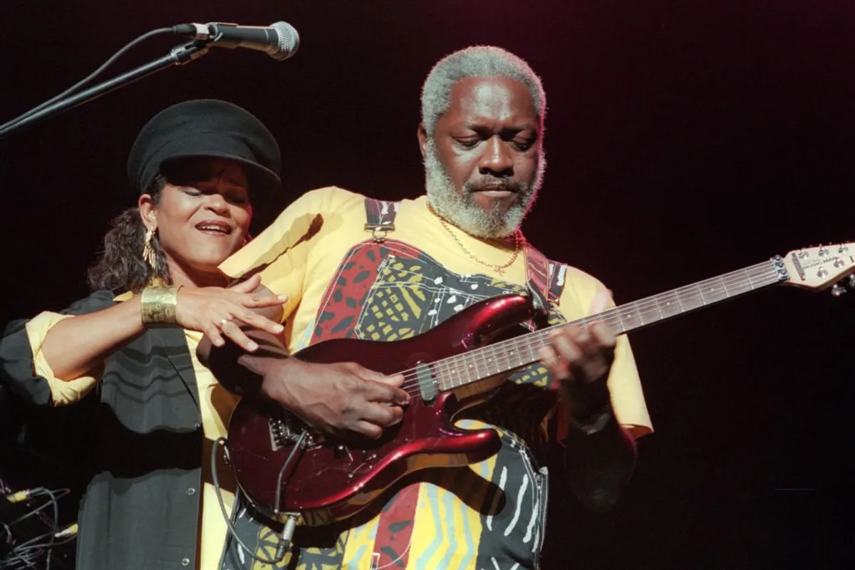 Kassav en concert au Hammerstein Ballroom le vendredi soir 23 juillet 1999.Cette image : Jacob Desvarieux à la guitare avec Jocelyn Beroard. | Photo : Getty Images