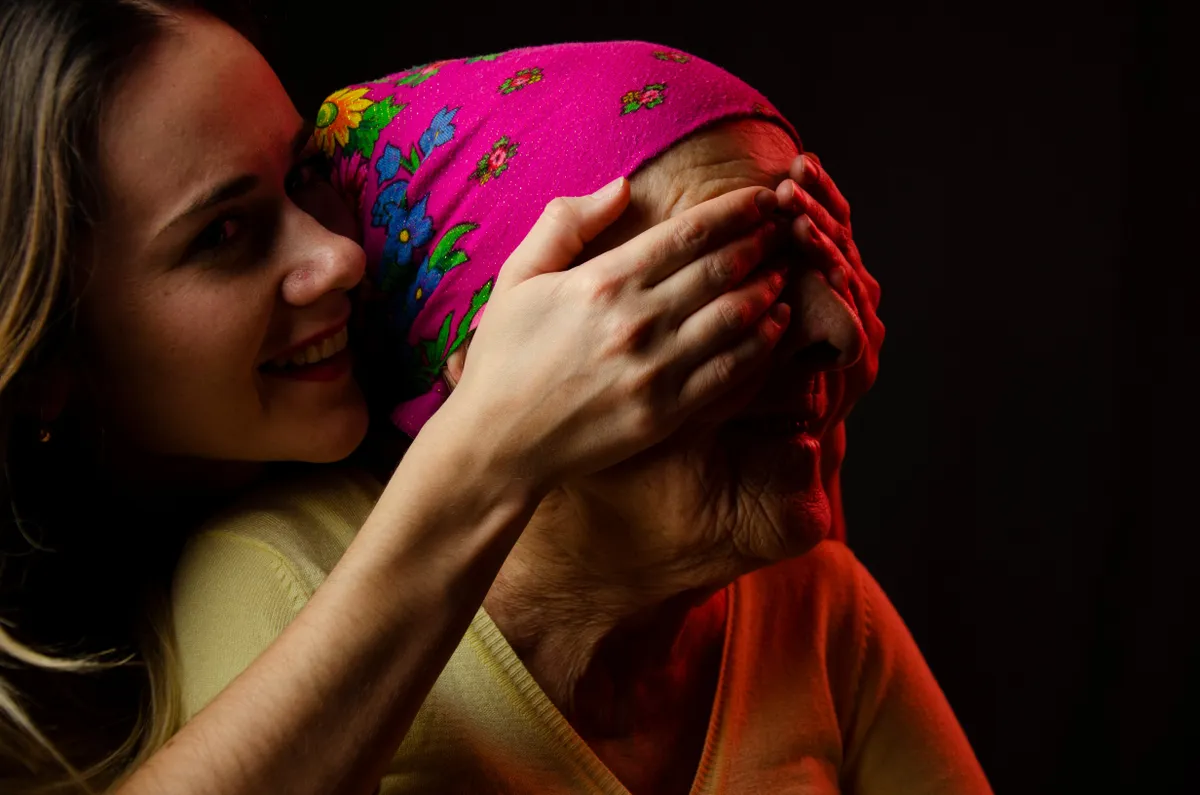 Bonne grand-mère et petite-fille adulte. | Photo : Getty Images
