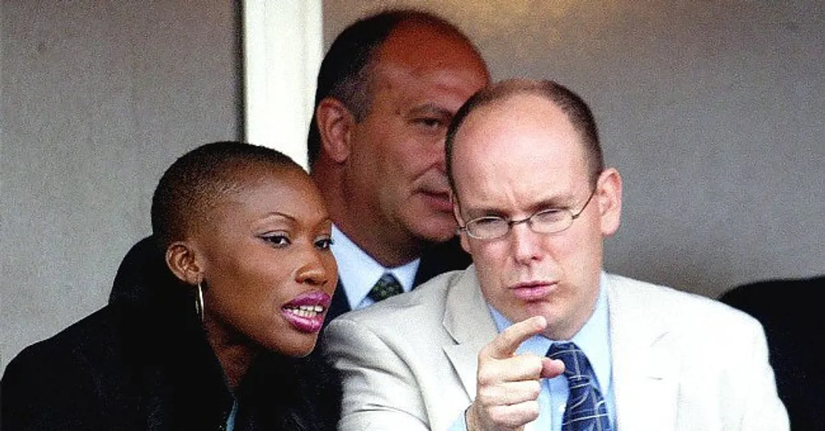 Le Prince Albert de Monaco discute avec Nicole Coste en avril 2002 à Monaco. | Photo : Getty Images