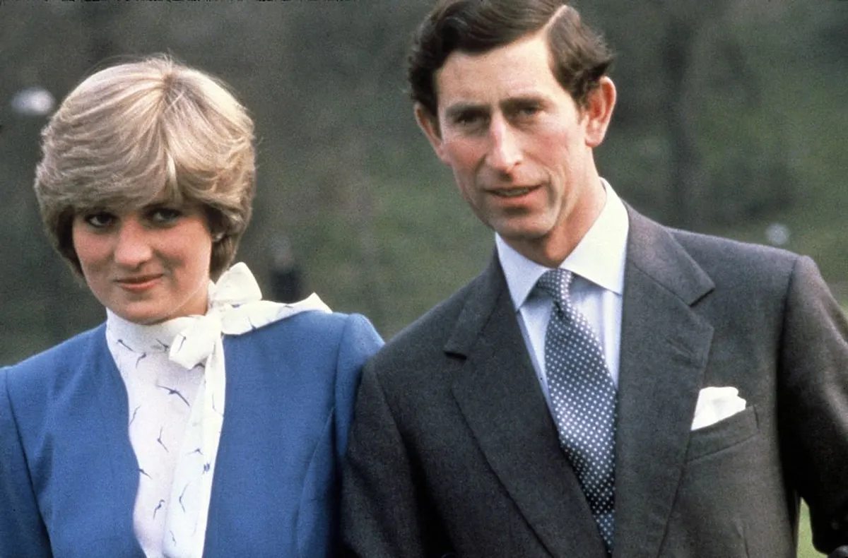 La princesse Diana, princesse de Galles, et le prince Charles, prince de Galles, devant le palais de Buckingham lorsqu'ils annoncent leurs fiançailles le 24 février 1981 à Londres, en Angleterre. | Photo : Getty Images.