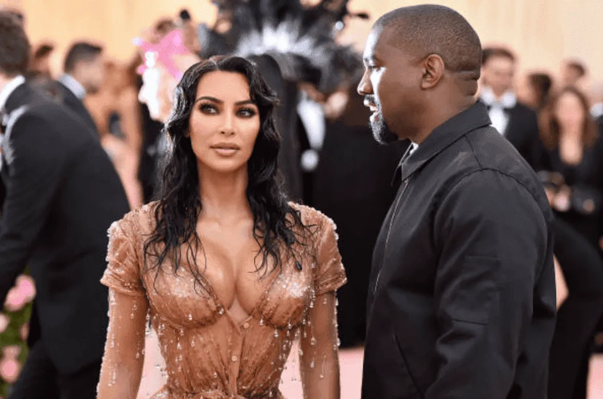 Kim Kardashian West et Kanye West posent sur le tapis rose pour le Met Gala, au Metropolitan Museum of Art, le 6 mai 2019, New York City | Photo : Getty Images
