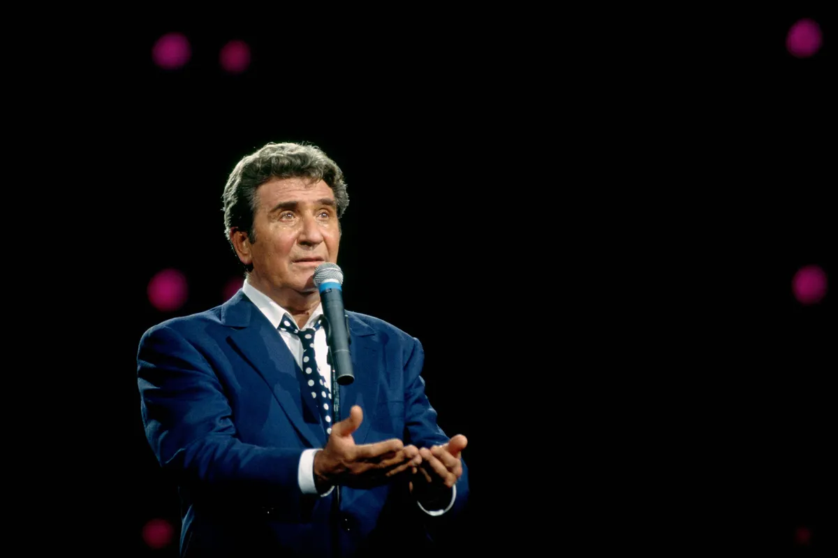 Le chanteur Gilbert Bécaud sur scène. | Photo : Getty Images