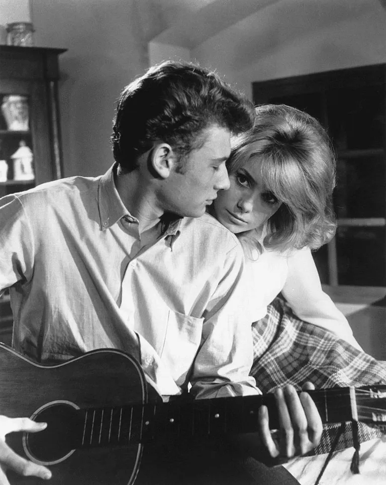 Johnny Hallyday et l'actrice Catherine Deneuve sur le plateau de "Les parisiennes" réalisé par Marc Allegret. | Photo : Getty Images