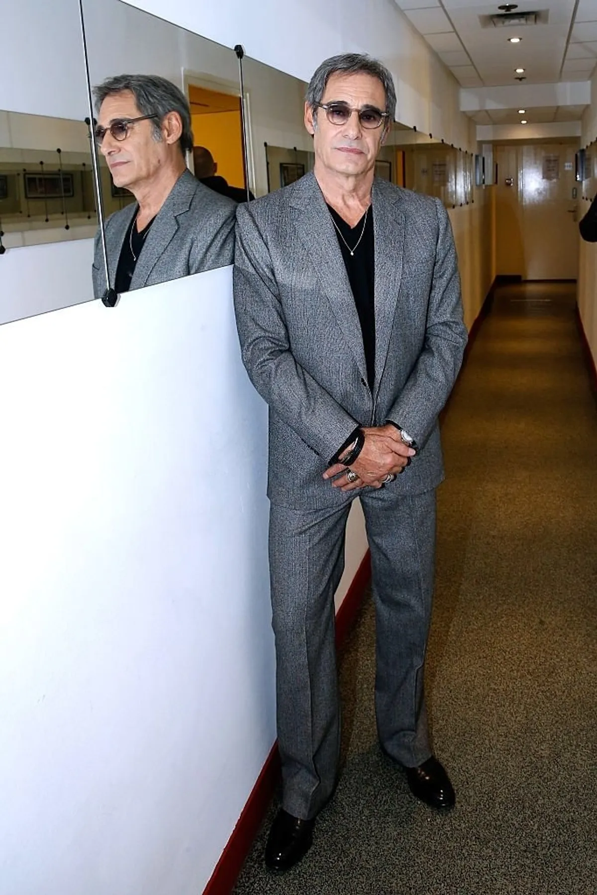 PARIS, FRANCE - 16 DÉCEMBRE : L'acteur Gérard Lanvin présente le film "Pension complète" sur le plateau de "Vivement Dimanche" au Pavillon Gabriel le 16 décembre 2015 à Paris, France. | Photo : Getty Images