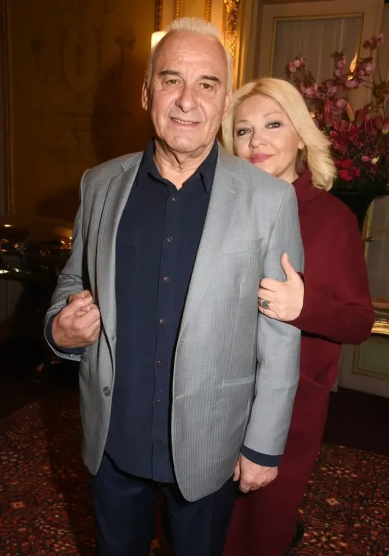 Le chanteur Michel Fugain et son épouse Sanda Fugain, le 15 avril 2019 à Paris. | Photo : Getty lmages