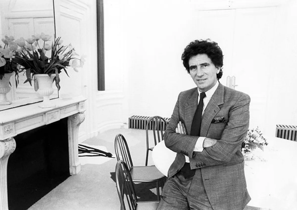 Jack Lang Ministre de la culture dans son bureau du ministère de la culture à Paris, 1986, France. | Photo : Getty Images