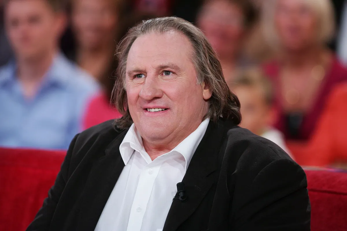 Gérard Depardieu sur le plateau de "Vivement dimanche" | Photo : Getty Images