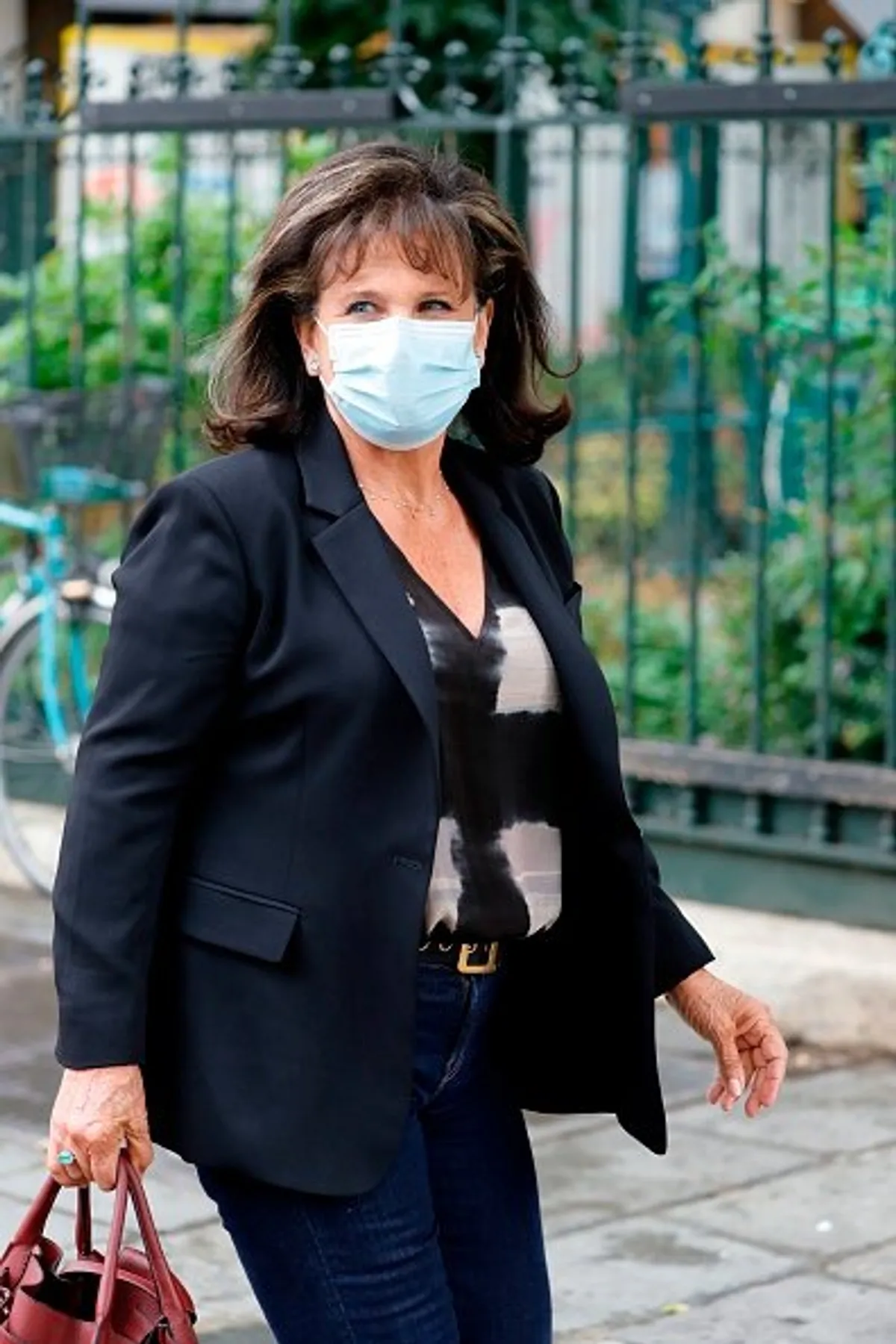 Anne Sinclair arrive à l'église Saint-Germain-des-Pres à Paris le 4 juin 2020. | Photo : Getty Images
