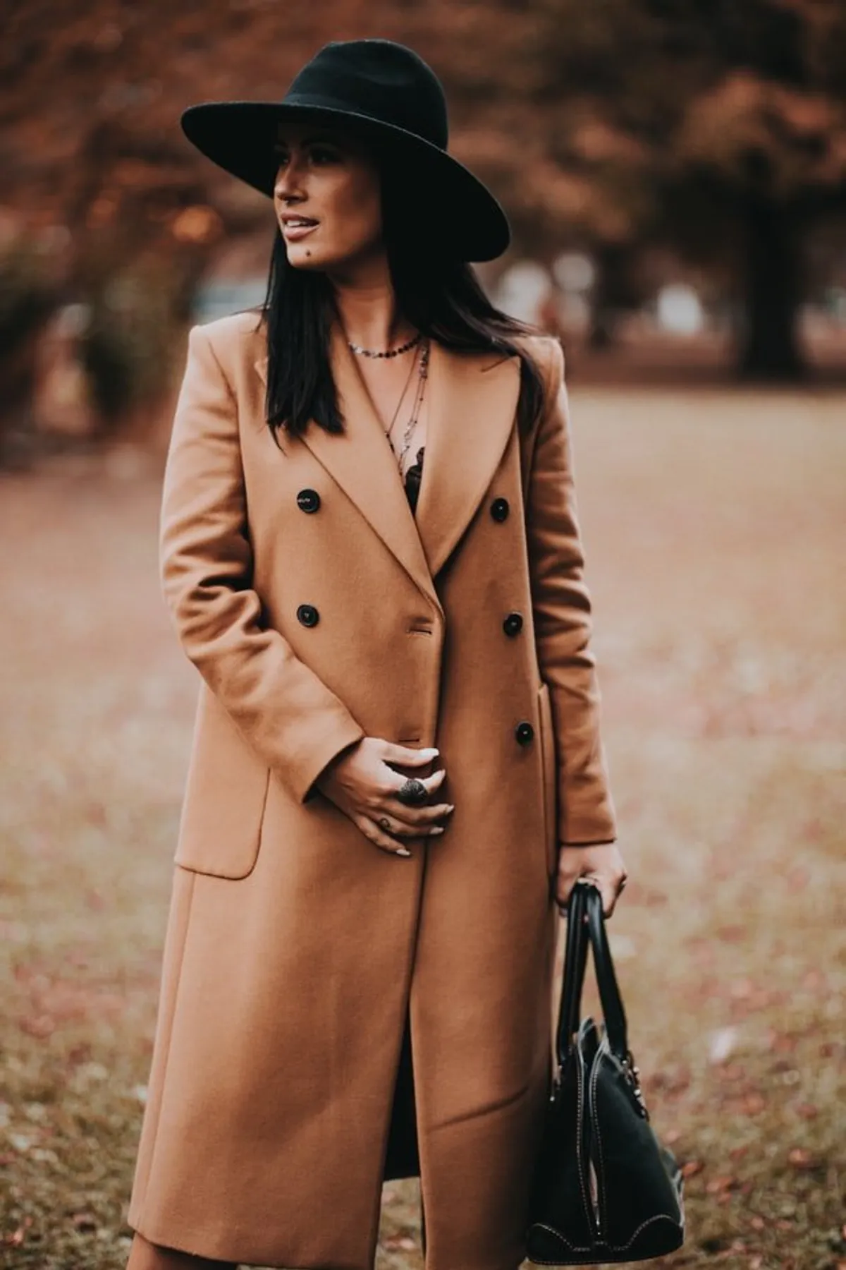 Une femme portant un trench coat. | Photo : Unsplash