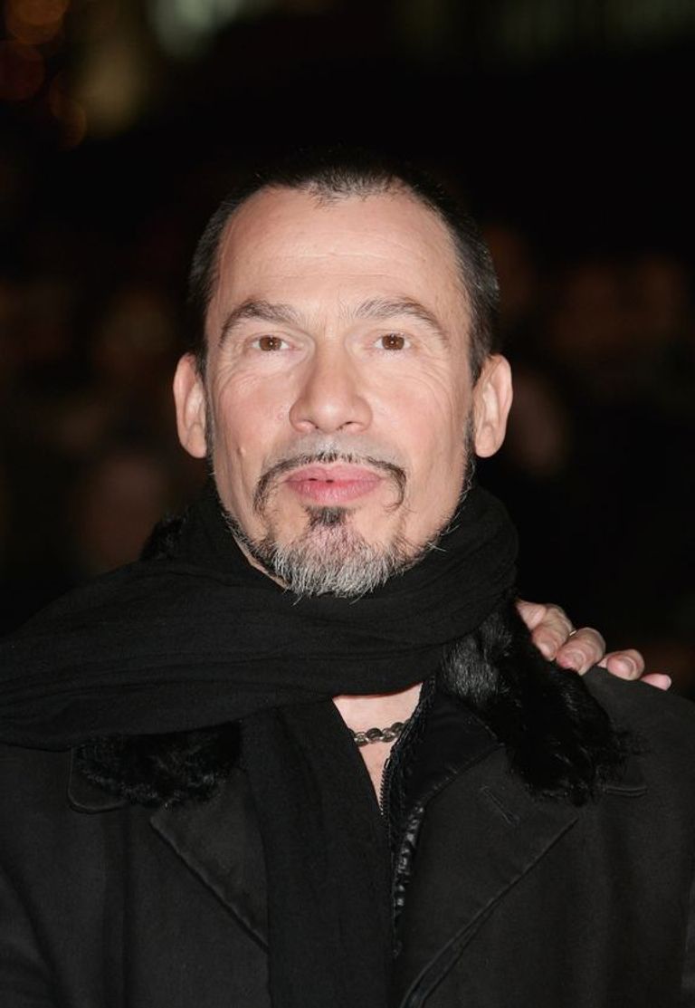 Le chanteur Florent Pagny pose lors de la cérémonie officielle des illuminations de Noël sur les Champs Elysées le 28 novembre 2006 à Paris, France. | Photo : Getty Images