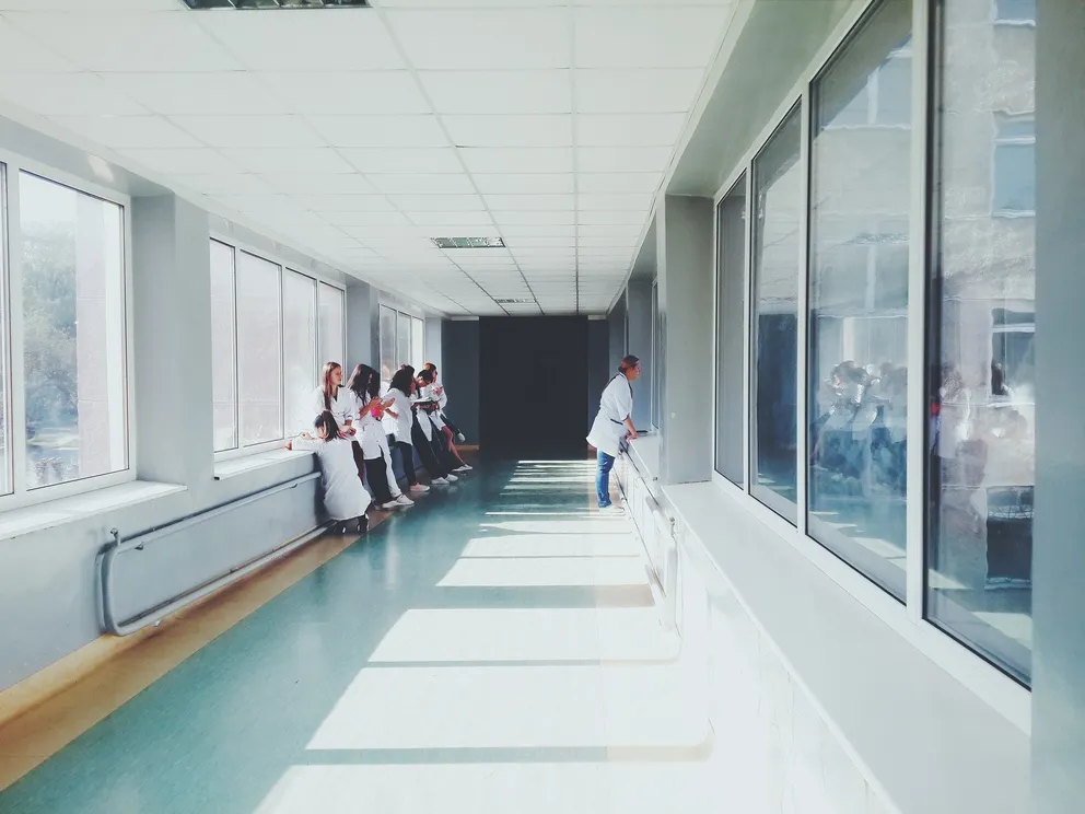 Des personnes dans le couloir de l'hôpital. | Photo : Pixabay