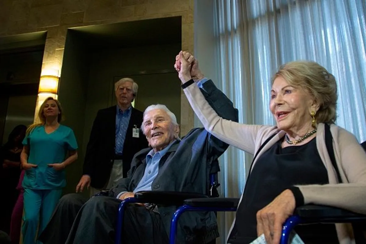 L'acteur Kirk Douglas, 100 ans, et sa femme Anne célèbrent le 25e anniversaire du Centre Anne Douglas pour les femmes. | Photo Getty Images