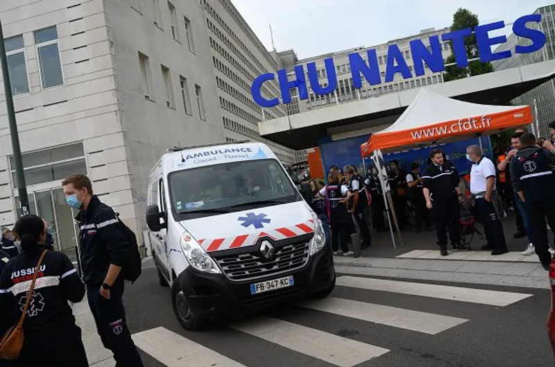 Les ambulanciers devant le CHU de Nantes. | Photo : Getty Images