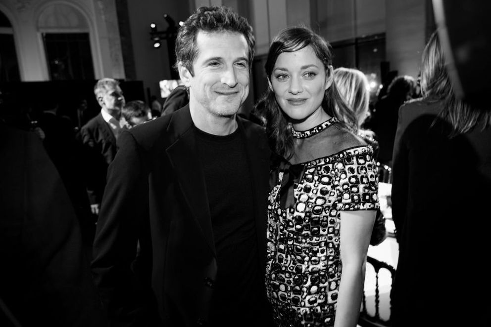 Guillaume Canet et Marion Cotillard lors de la cérémonie "César - Révélations 2020" à la cérémonie du Petit Palais le 13 janvier 2020 à Paris, France. | Photo : Getty Images