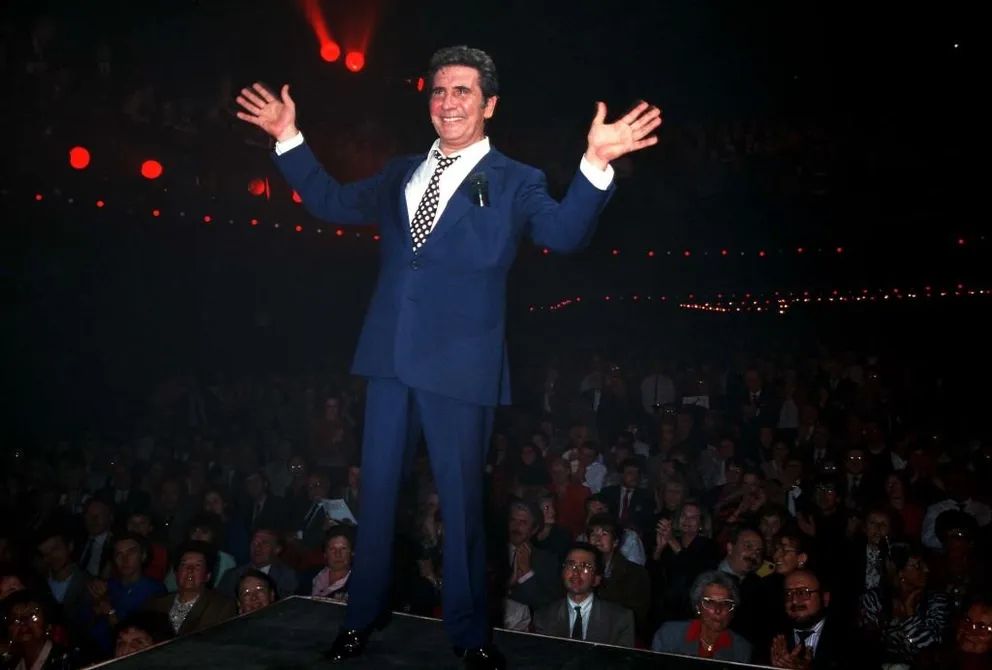 Gilbert Bécaud in concert at the Olympia in Paris on November 6, 1983, France.  |  Photo: Getty Images