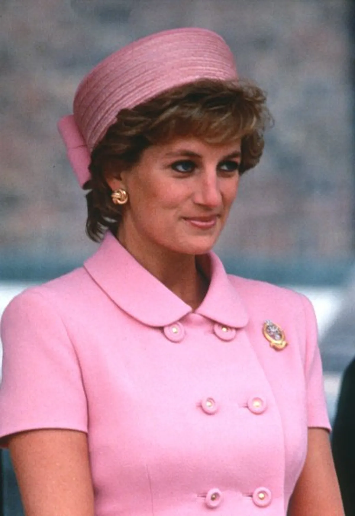 Diana, princesse de Galles, portant un costume rose dessiné par Versace et un chapeau de pilulier de Philip Sommerville. |Photo : Getty Images