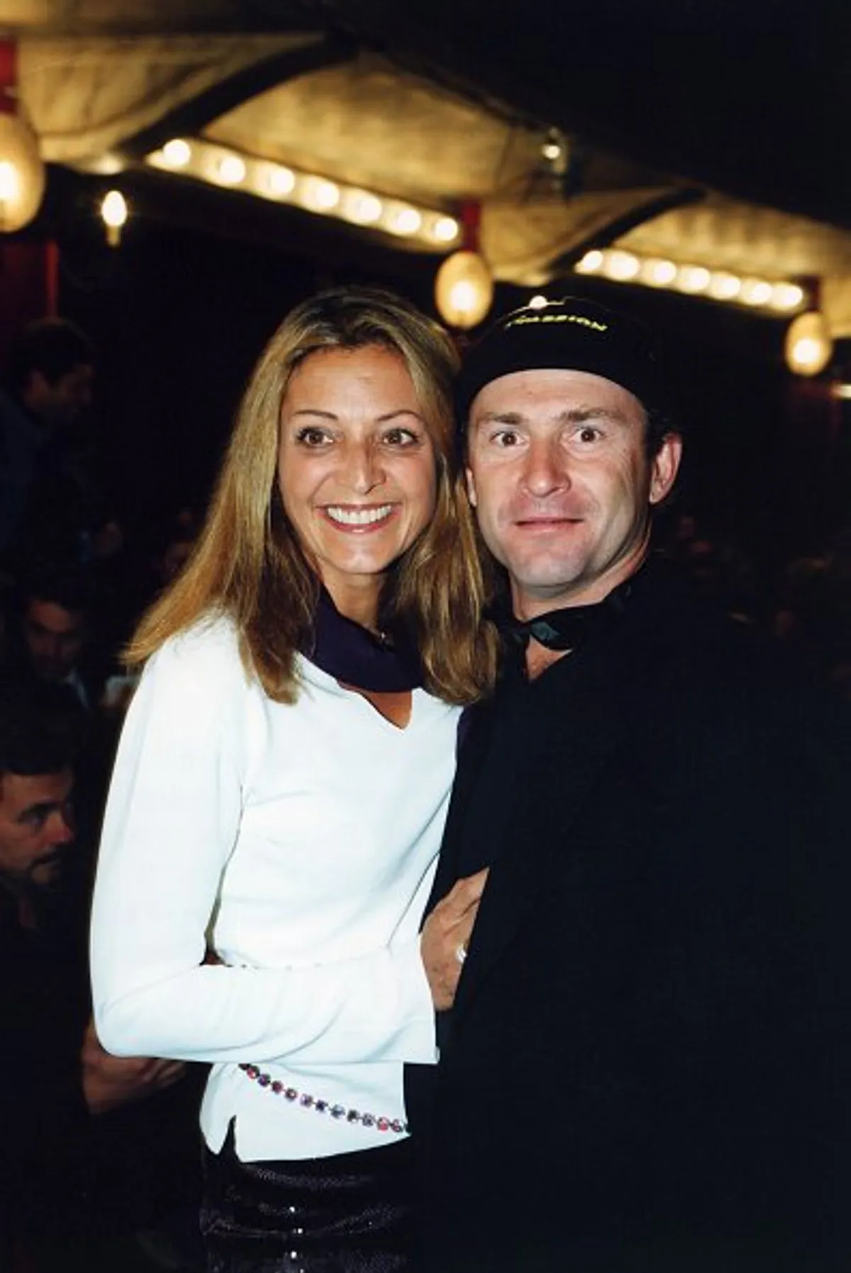 Vincent Lagaf et sa femme le 2 octobre 2000 à Paris, France | Photo : Getty Images