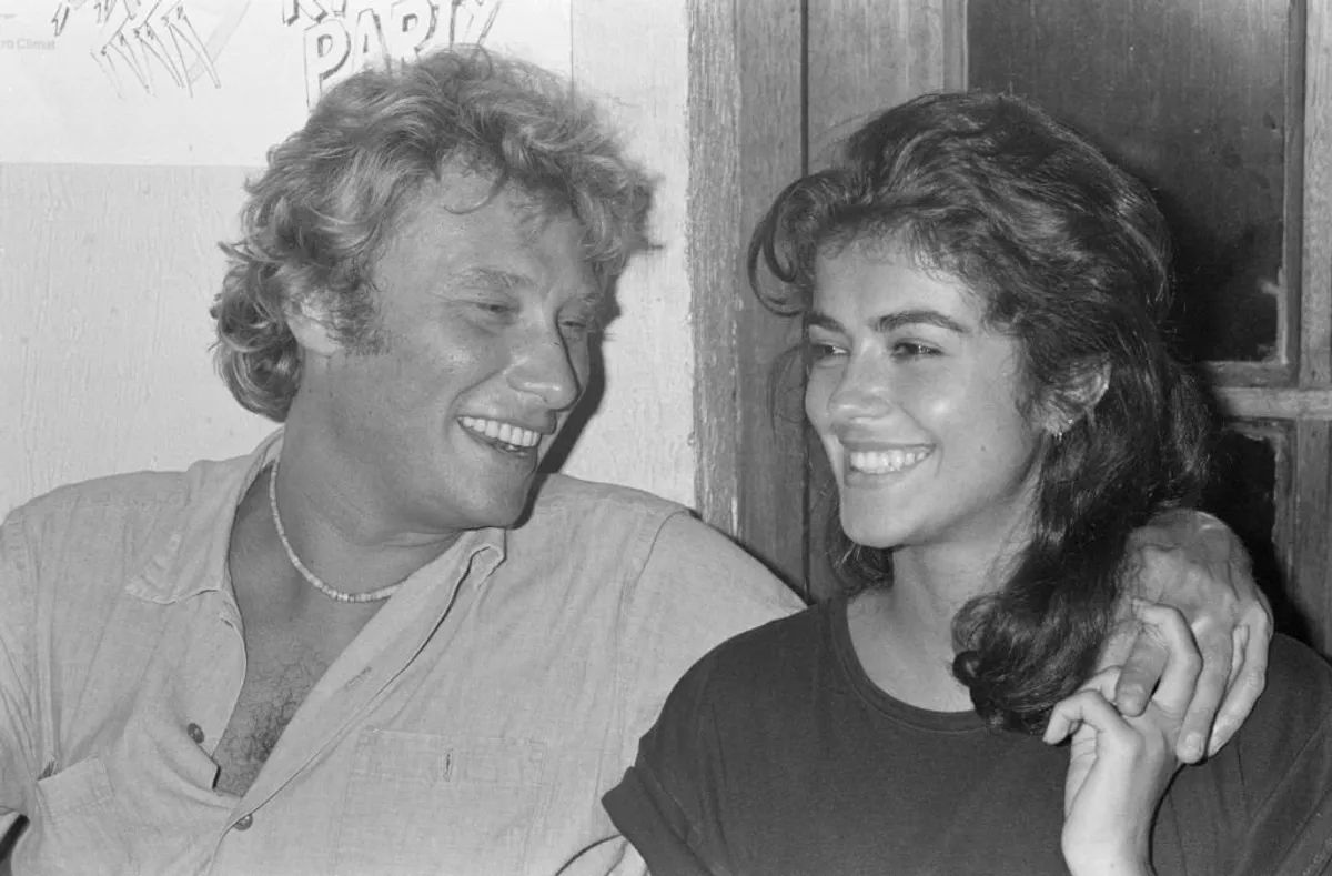 Johnny Hallyday et sa compagne Babeth aux Seychelles en avril 1981. | Photo : Getty Images