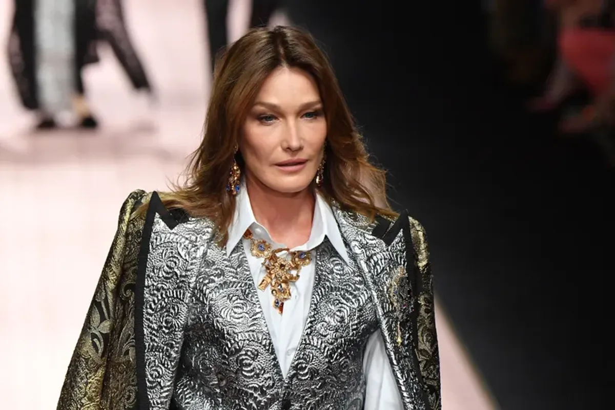Carla Bruni marche sur la piste du défilé Dolce & Gabbana lors de la Semaine de la mode de Milan printemps/été 2019, à Milan, en Italie. | Photo : Getty Images
