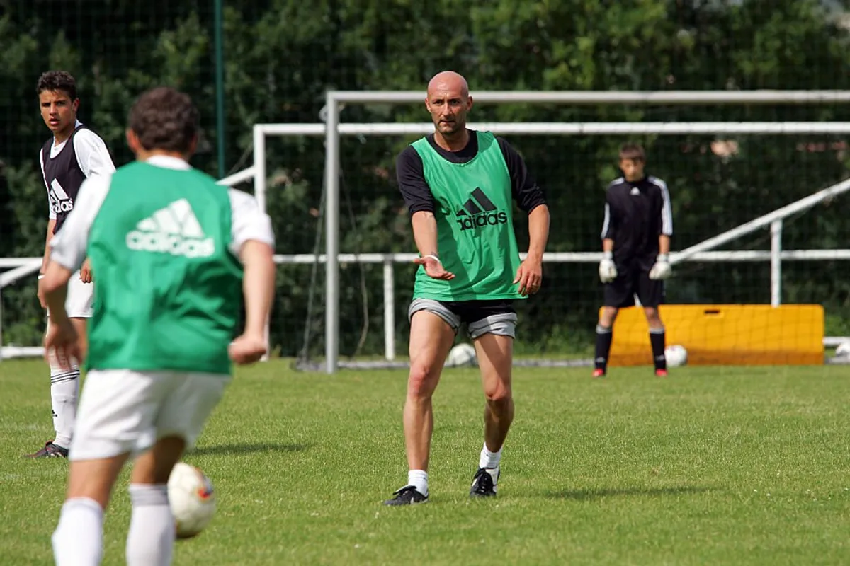 Le gardien de but français Fabien Barthez entraîne de jeunes gardiens de but dans le cadre de son service communautaire au centre de formation de Castelmaurou. | Photo : Getty Images
