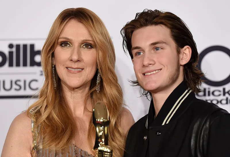 La chanteuse Céline Dion et son fils René Charles Angelil posent dans la salle de presse lors des 2016 Billboard Music Awards au T-Mobile Arena le 22 mai 2016 à Las Vegas, Nevada. | Photo : Getty Images