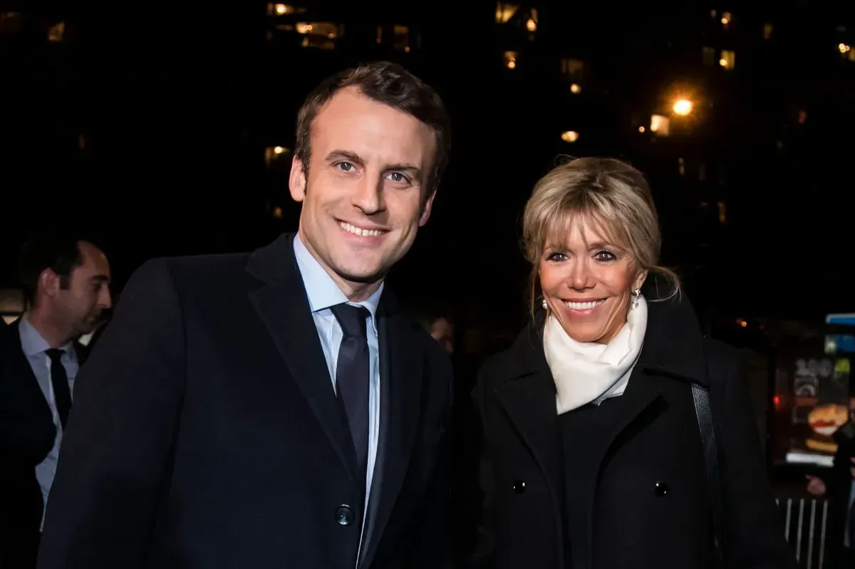Emmanuel Macron et son épouse Brigitte Trogneux assistent au traditionnel dîner du Crif, le conseil représentatif des institutions juives de France à l'hôtel Pullman à Montparnasse le 22 février 2017 à Paris, France. | Photo : Getty Images