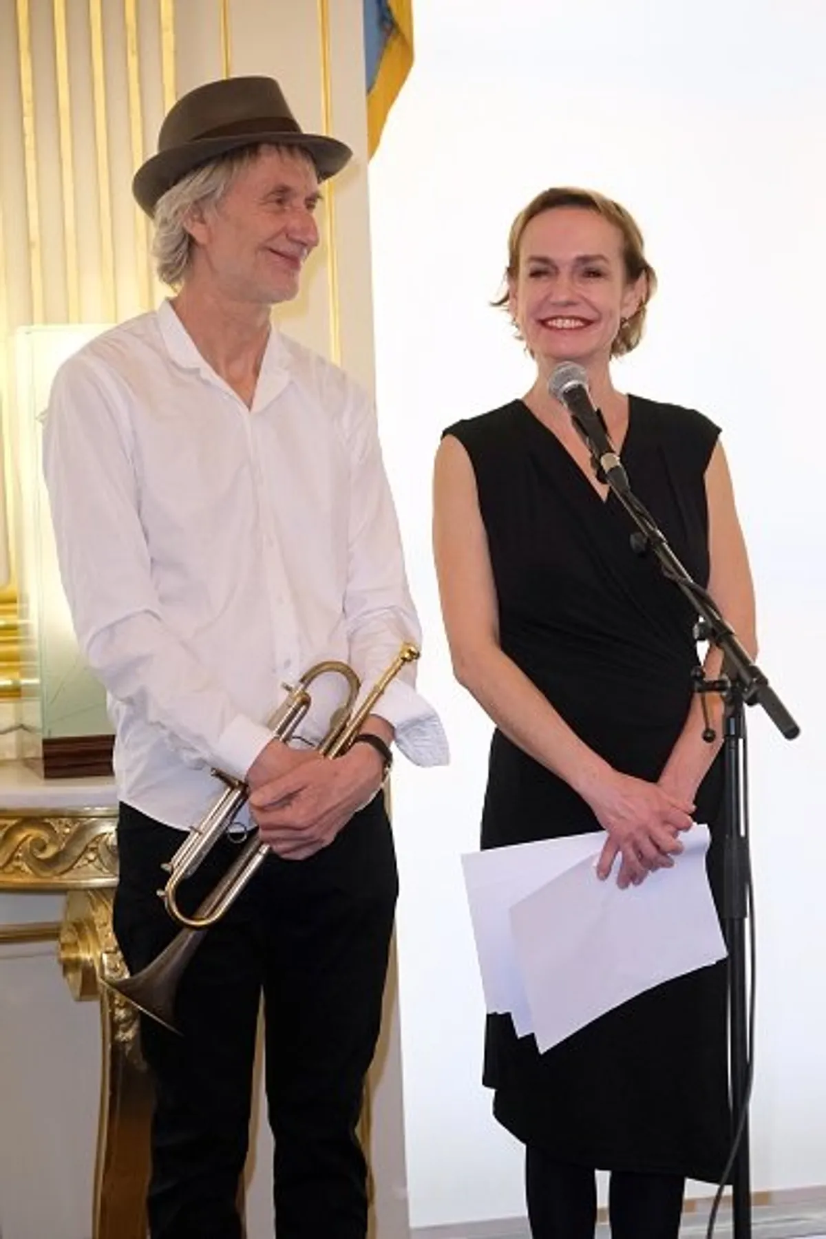 Le trompettiste Erik Truffaz et l'actrice Sandrine Bonnaire le 25 février 2020 à Paris, France. | Photo : Getty Images