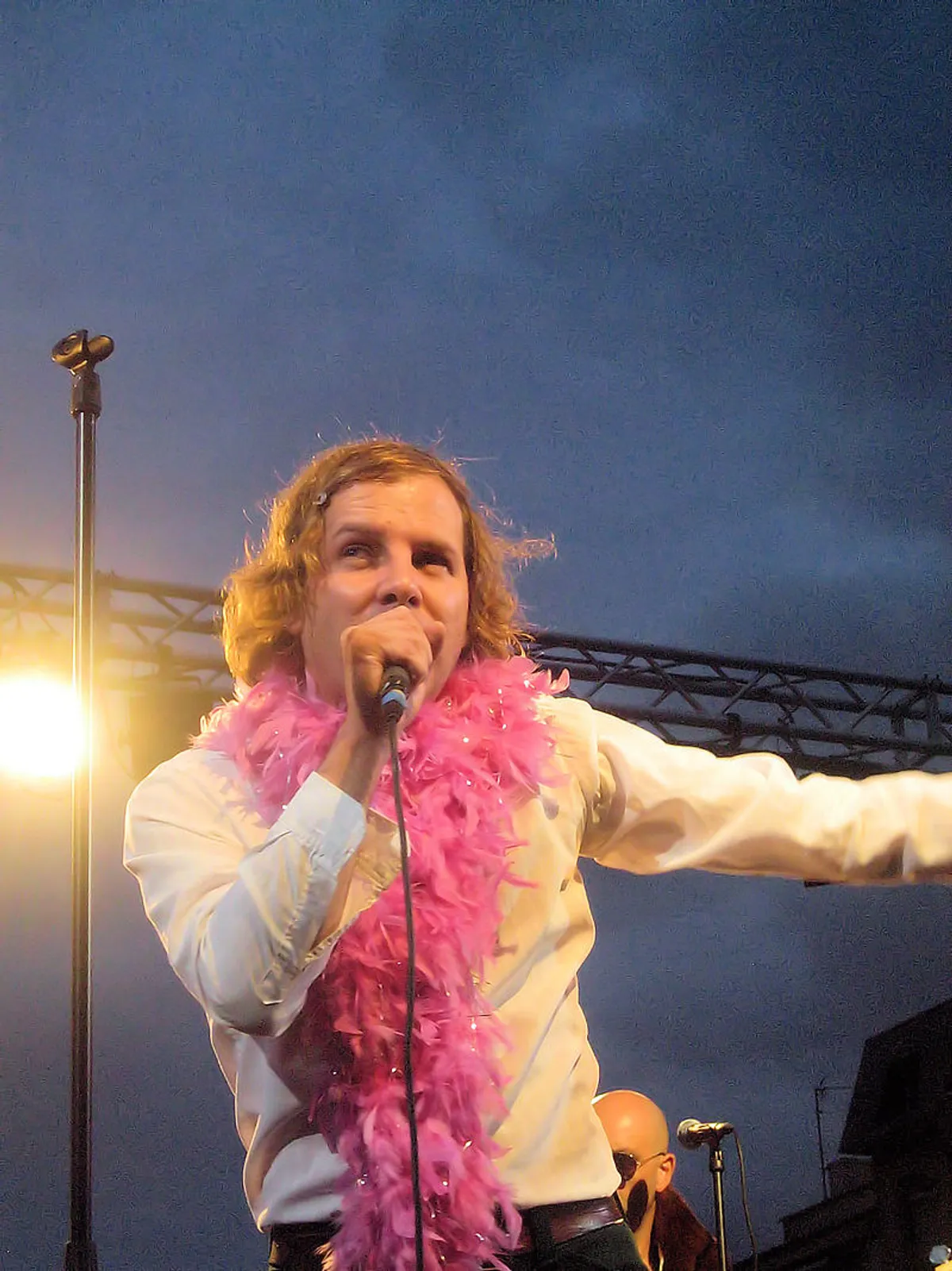 Le chanteur Philippe Katerine, en concert. Fête de la Musique - 21 juin 2006 Les Sables d'Olonne, Vendée, France. | Photo : WIkimedia