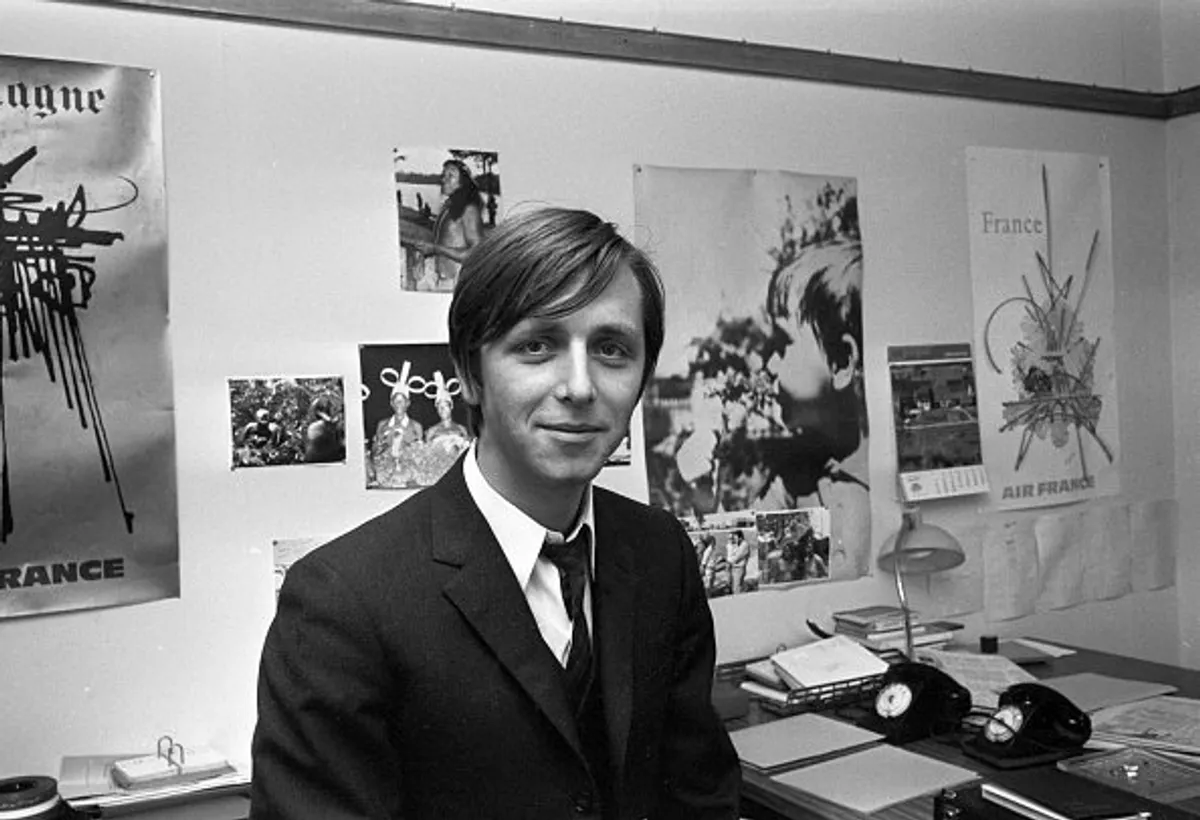 Portrait de Bernard Golay, journaliste écrivant. | Photo : Getty Images