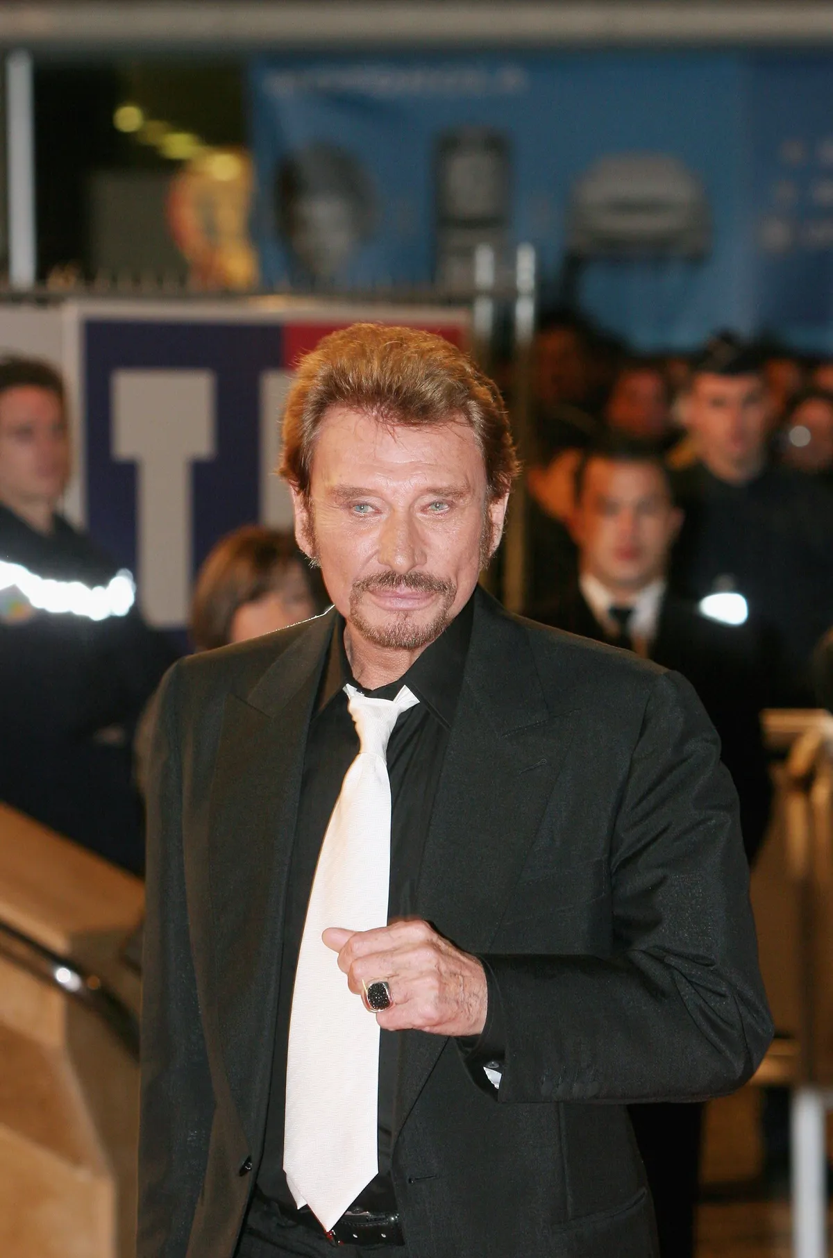 Johnny Hallyday arrive aux NRJ Music Awards 2006 au Palais des Festivals le 21 janvier 2006 à Cannes, France. | Photo : Getty Images