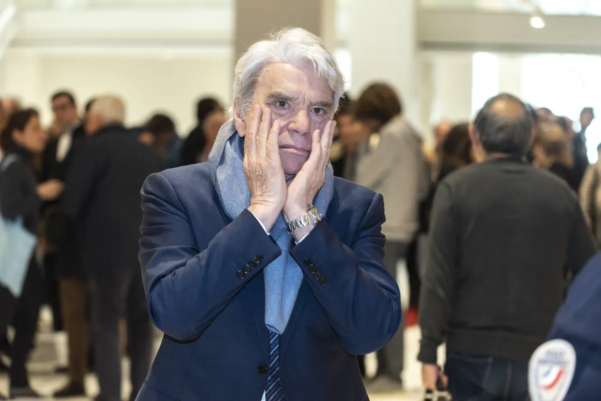 Bernard Tapie pendant une suspension d'audience au tribunal de Paris, à Paris, en France, le 4 avril 2019. | Photo : Getty Images
