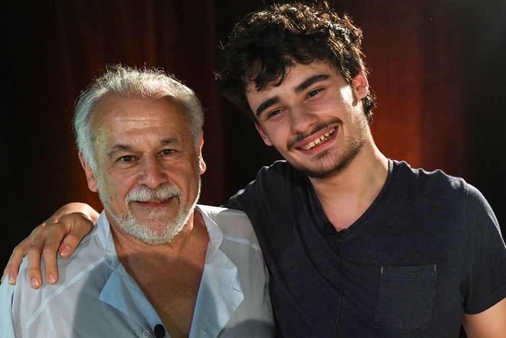 L'acteur français Francis Perrin et son fils autiste Louis, se produisent lors d'une répétition de ''Portrait de Molière en 50mn'', à l'Institut Don Bosco, le 19 juin 2019 à Gradignan, dans le cadre de la 8e édition du festival 'Arts Musez-Vous'. | Photo : Getty Images