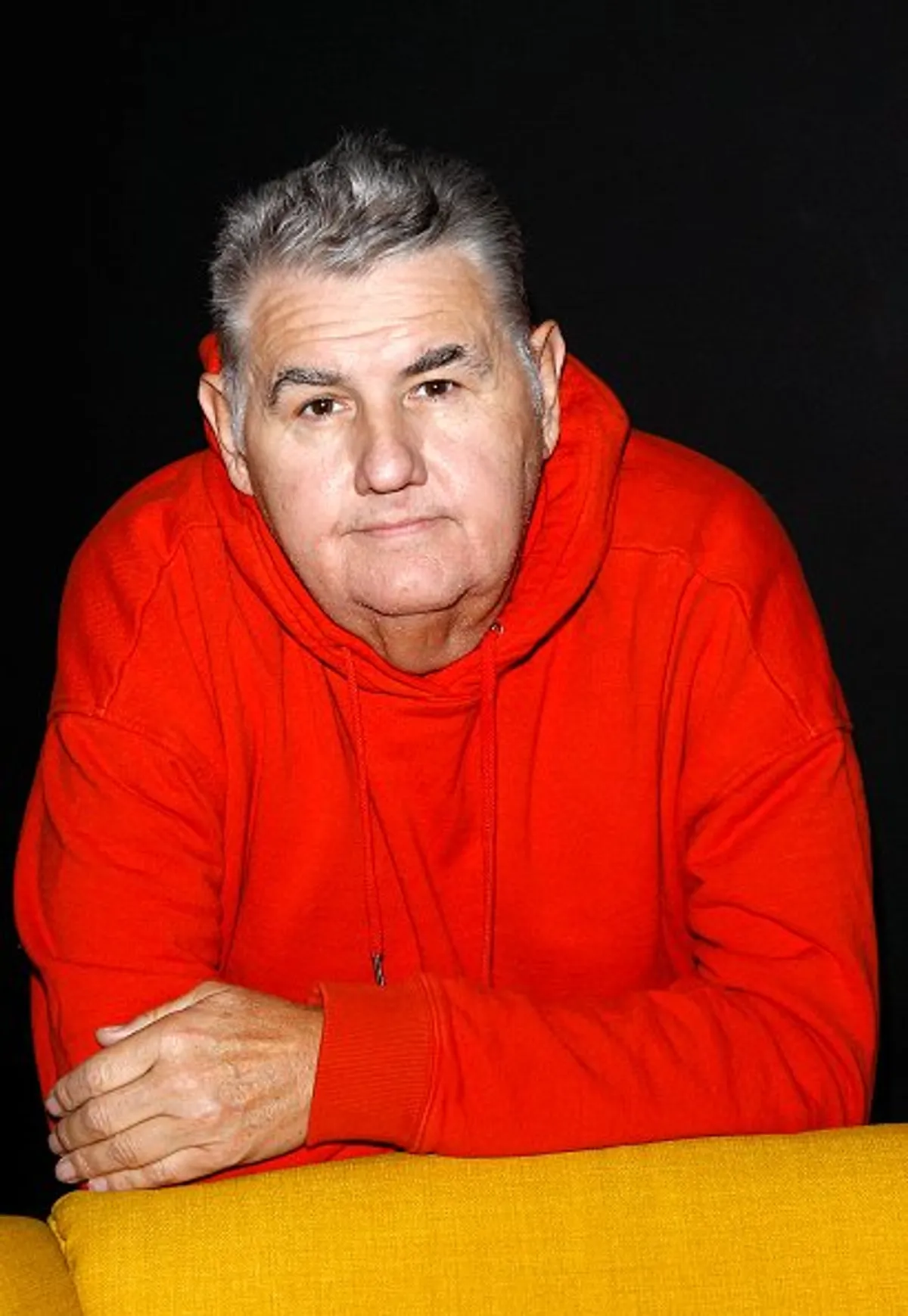 Pierre Ménès poses pour un portrait. | Photo : Getty Images