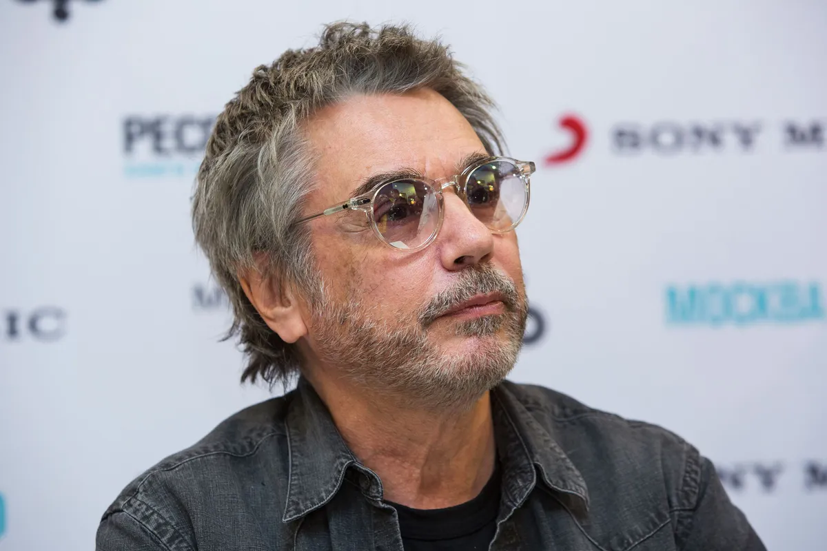 Jean-Michel Jarre assiste à une séance d'autographes dans la librairie de la République le 26 novembre 2015 à Moscou, Russie. | Photo : Getty Images
