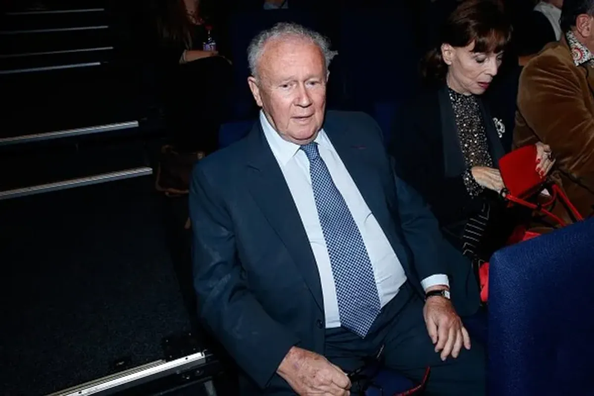 Le journaliste Philippe Bouvard assiste au concert du chanteur Charles Aznavour. |Photo : Getty Images